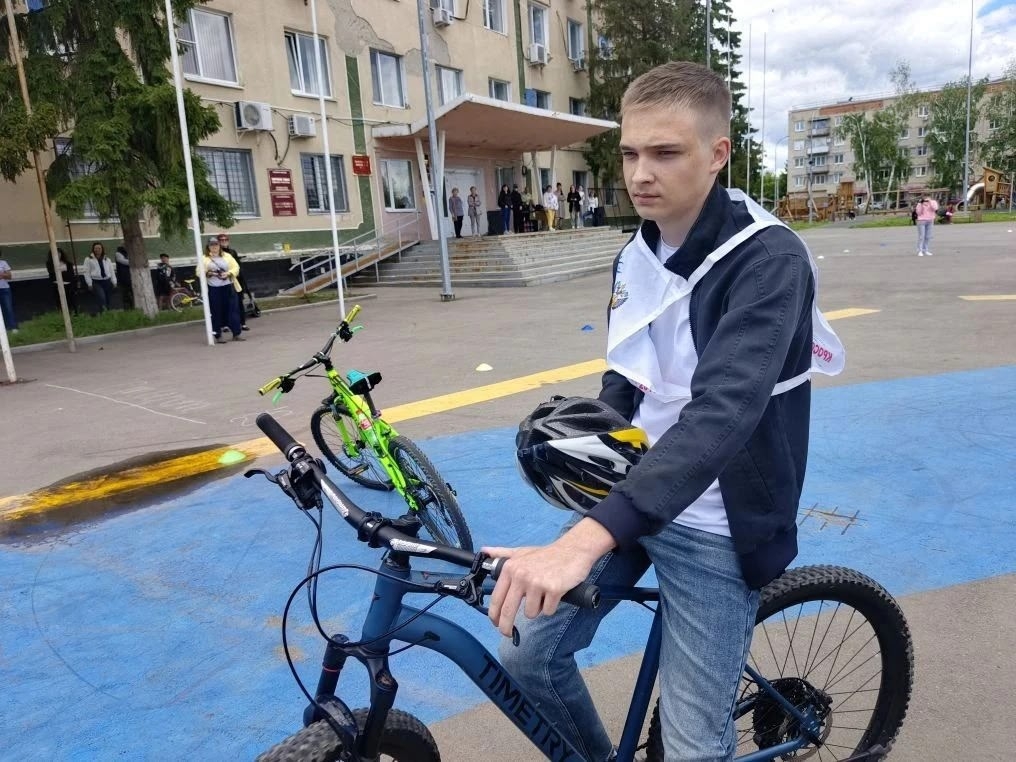 В Петровске юный велосипедист проехал на заднем колесе более полукилометра